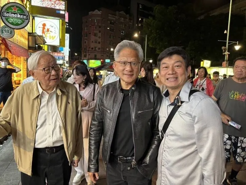 黃仁勳返台吃夜市